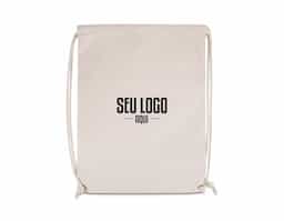 Sacola/mochila produzida em algodão 145g/m², material leve, resistente e sustentável. Possui alças ajustáveis que permitem uso tanto como sacola quanto como mochila, oferecendo praticidade no dia a dia. Ideal para eventos, feiras, ações promocionais ou uso pessoal, com excelente área para personalização da sua marca.