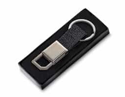 Chaveiro produzido em liga de zinco, ferro e PU, que combina resistência, durabilidade e um toque sofisticado. Ideal para uso diário ou como brinde corporativo, une funcionalidade e design elegante. Perfeito para divulgar sua marca de forma prática e com excelente acabamento.