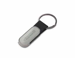 Chaveiro fabricado em liga de zinco, ferro e PU, materiais que garantem resistência, durabilidade e acabamento sofisticado. Ideal para organizar chaves com estilo e praticidade. Perfeito como brinde corporativo, presente promocional ou uso pessoal, com ótimo espaço para personalização da sua marca.
