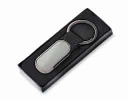 Chaveiro fabricado em liga de zinco, ferro e PU, materiais que garantem resistência, durabilidade e acabamento sofisticado. Ideal para organizar chaves com estilo e praticidade. Perfeito como brinde corporativo, presente promocional ou uso pessoal, com ótimo espaço para personalização da sua marca.