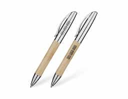 Caneta com corpo em bambu e detalhes em metal, que une sustentabilidade, elegância e resistência. Possui escrita suave, ideal para uso diário, brindes ou ações promocionais. Seu design ecológico transmite cuidado com o meio ambiente, sendo uma excelente opção para valorizar sua marca de forma consciente.