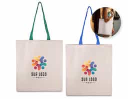 Sacola em algodão cru 140g/m², resistente e sustentável, com alça colorida que adiciona um toque de estilo e personalidade. Ideal para compras, eventos, feiras e ações promocionais. Leve, prática e com excelente área para personalização, é uma ótima opção de brinde ecológico para divulgar sua marca.
