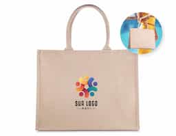 Sacola confeccionada em juta 360g/m², com alças reforçadas de algodão cru e base plana. Ideal para ações promocionais, brindes ecológicos e uso diário com estilo e sustentabilidade.