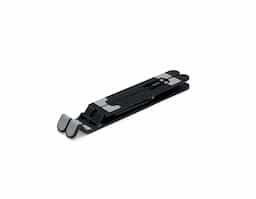 Um suporte para notebook retrátil que combina com qualquer ambiente. Feito em plástico resistente, o suporte conta com até sete posições de ajustes para oferecer mais opções para apoiar notebooks de até 15,6 polegadas, tudo isso sem abrir mão da ergonomia e elegância, essenciais para um bom desempenho ou apresentação das mais variadas atividades. Ele também conta com tiras laterais em silicone para ajudar a manter o aparelho mais firme e, além disso, o formato do suporte contém um design aberto para facilitar a dissipação de calor do eletrônico sobre ele.