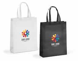 Sacola em non-woven 80g/m², termo-selada, resistente e leve. Possui alças de 50 cm que proporcionam conforto no transporte e base lateral para maior capacidade (320 x 380 x 90 mm). Ideal para eventos, feiras, brindes e ações promocionais. Sustentável e reutilizável, conta com excelente área para personalização da sua marca.