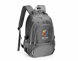 Espaço, conforto e praticidade reunidos em uma só mochila de poliéster impermeável. Com sua capacidade de até 17 litros, seu compartimento interno traz um pequeno bolso com zíper e uma divisória acolchoada, ideal para guardar notebooks de até 15,6 polegadas. Além disso, a mochila conta com três bolsos externos em tamanhos diferentes e mais dois bolsos laterais em tela com regulagem. As alças de costas e de mão possuem revestimento espumado.