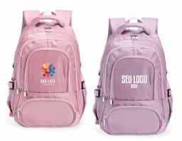 Espaço, conforto e praticidade reunidos em uma só mochila de poliéster impermeável. Com sua capacidade de até 17 litros, seu compartimento interno traz um pequeno bolso com zíper e uma divisória acolchoada, ideal para guardar notebooks de até 15,6 polegadas. Além disso, a mochila conta com três bolsos externos em tamanhos diferentes e mais dois bolsos laterais em tela com regulagem. As alças de costas e de mão possuem revestimento espumado.