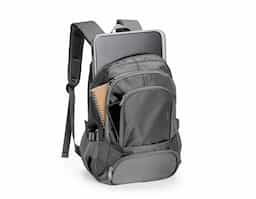Espaço, conforto e praticidade reunidos em uma só mochila de poliéster impermeável. Com sua capacidade de até 17 litros, seu compartimento interno traz um pequeno bolso com zíper e uma divisória acolchoada, ideal para guardar notebooks de até 15,6 polegadas. Além disso, a mochila conta com três bolsos externos em tamanhos diferentes e mais dois bolsos laterais em tela com regulagem. As alças de costas e de mão possuem revestimento espumado.