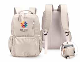 Mochila de design ágil, feita em poliéster impermeável e pronta para encarar qualquer rotina. Com capacidade máxima de 18 litros, o compartimento interno traz uma divisória ideal para guardar notebooks de até 15,6 polegadas. Além disso, conta com três bolsos frontais em diferentes tamanhos e outros dois, posicionados nas laterais, com elástico. As alças e região das costas possuem revestimento em espuma respirável para maior conforto durante o uso.