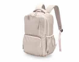 Mochila de design ágil, feita em poliéster impermeável e pronta para encarar qualquer rotina. Com capacidade máxima de 18 litros, o compartimento interno traz uma divisória ideal para guardar notebooks de até 15,6 polegadas. Além disso, conta com três bolsos frontais em diferentes tamanhos e outros dois, posicionados nas laterais, com elástico. As alças e região das costas possuem revestimento em espuma respirável para maior conforto durante o uso.