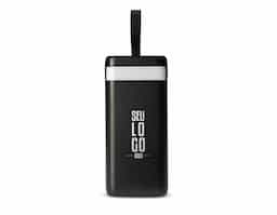 Carregador portátil em plástico com capacidade de 20.000mAh. Possui quatro cabos integrados com saídas Lightning, USB-C, Micro-USB e USB, duas entradas (USB-A e USB-C), painel de LED numérico, lanterna frontal e alça em couro sintético. Acompanha cabo USB-C para recarga.
