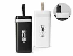 Carregador portátil em plástico com capacidade de 20.000mAh. Possui quatro cabos integrados com saídas Lightning, USB-C, Micro-USB e USB, duas entradas (USB-A e USB-C), painel de LED numérico, lanterna frontal e alça em couro sintético. Acompanha cabo USB-C para recarga.