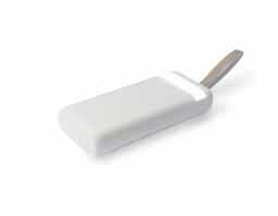 Carregador portátil em plástico com capacidade de 20.000mAh. Possui quatro cabos integrados com saídas Lightning, USB-C, Micro-USB e USB, duas entradas (USB-A e USB-C), painel de LED numérico, lanterna frontal e alça em couro sintético. Acompanha cabo USB-C para recarga.