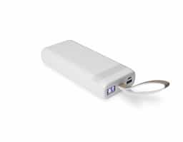 Carregador portátil em plástico com capacidade de 20.000mAh. Possui quatro cabos integrados com saídas Lightning, USB-C, Micro-USB e USB, duas entradas (USB-A e USB-C), painel de LED numérico, lanterna frontal e alça em couro sintético. Acompanha cabo USB-C para recarga.
