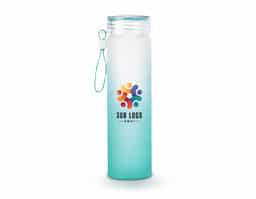 “Garrafa produzida em vidro jateado com acabamento bicolor fosco, moderna e elegante. Possui capacidade de 450ml, ideal para água, sucos ou outras bebidas no dia a dia. Conta com alça de silicone resistente, que facilita o transporte, proporcionando mais praticidade. Produto reutilizável, sustentável e de fácil higienização