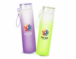 “Garrafa produzida em vidro jateado com acabamento bicolor fosco, moderna e elegante. Possui capacidade de 450ml, ideal para água, sucos ou outras bebidas no dia a dia. Conta com alça de silicone resistente, que facilita o transporte, proporcionando mais praticidade. Produto reutilizável, sustentável e de fácil higienização