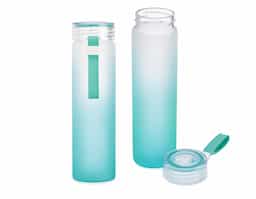 “Garrafa produzida em vidro jateado com acabamento bicolor fosco, moderna e elegante. Possui capacidade de 450ml, ideal para água, sucos ou outras bebidas no dia a dia. Conta com alça de silicone resistente, que facilita o transporte, proporcionando mais praticidade. Produto reutilizável, sustentável e de fácil higienização