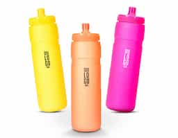 queeze feito em PEVA atóxico, com design leve e moderno, e capacidade de 500ml. Apresenta estrutura com parede dupla, que ajuda a manter a temperatura de líquidos estável por mais tempo em comparação a outros modelos de squeezes. Possui ainda com detalhes texturizados na parte inferior e tampa rosqueável com bico de plástico.