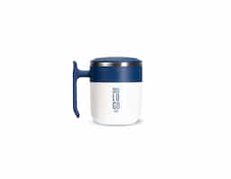 Caneca com design modero, feita em inox e capacidade de até 350ml. Ela possui revestimento externo, alça e tampa de encaixe em plástico, além da base emborrachada antiderrapante para oferecer mais segurança durante seu uso.