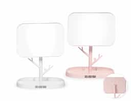 Este espelho de mesa em formato retangular é uma opção funcional e elegante com estrutura em plástico de fácil montagem. Seu pedestal giratório permite o ajuste do espelho em diferentes ângulos e posições. Além disso, contém ganchos laterais e quatro divisórias na base para organizar objetos, ampliando a sua versatilidade.
