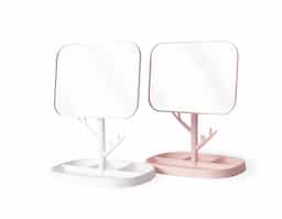 Este espelho de mesa em formato retangular é uma opção funcional e elegante com estrutura em plástico de fácil montagem. Seu pedestal giratório permite o ajuste do espelho em diferentes ângulos e posições. Além disso, contém ganchos laterais e quatro divisórias na base para organizar objetos, ampliando a sua versatilidade.