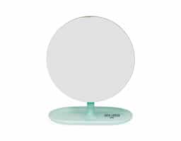 Um espelho de mesa com estilo minimalista que se adapta a diversos ambientes. Possui base fixa e pedestal giratório em 360 graus, ambos feitos em plástico, permitindo uma montagem simples e o ajuste em diferentes ângulos e posições.