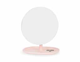 Um espelho de mesa com estilo minimalista que se adapta a diversos ambientes. Possui base fixa e pedestal giratório em 360 graus, ambos feitos em plástico, permitindo uma montagem simples e o ajuste em diferentes ângulos e posições.