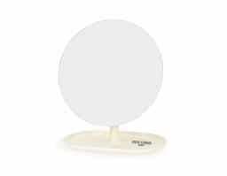 Um espelho de mesa com estilo minimalista que se adapta a diversos ambientes. Possui base fixa e pedestal giratório em 360 graus, ambos feitos em plástico, permitindo uma montagem simples e o ajuste em diferentes ângulos e posições.