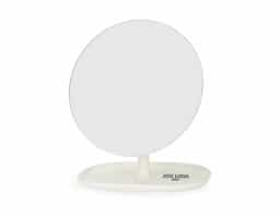 Um espelho de mesa com estilo minimalista que se adapta a diversos ambientes. Possui base fixa e pedestal giratório em 360 graus, ambos feitos em plástico, permitindo uma montagem simples e o ajuste em diferentes ângulos e posições.