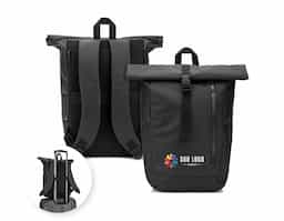 Mochila "Roll top", um design em sistema de fecho que permite enrolar a parte superior até ajustar ao volume da mochila. Composta por poliéster reciclado 600D de alta densidade com revestimento resistente à agua e forro em poliéster reciclado 210D. Possui um compartimento principal com bolso almofadado para notebook até 14", bolsos laterais e um bolso frontal com zíper impermeável. O acesso ao notebook pode ser feito pelo compartimento principal ou na parte posterior através do zíper. A parte posterior em malha incorpora uma alça trolley. Capacidade até 20 L. 270 x 440 x 150 mm