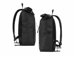 Mochila "Roll top", um design em sistema de fecho que permite enrolar a parte superior até ajustar ao volume da mochila. Composta por poliéster reciclado 600D de alta densidade com revestimento resistente à agua e forro em poliéster reciclado 210D. Possui um compartimento principal com bolso almofadado para notebook até 14", bolsos laterais e um bolso frontal com zíper impermeável. O acesso ao notebook pode ser feito pelo compartimento principal ou na parte posterior através do zíper. A parte posterior em malha incorpora uma alça trolley. Capacidade até 20 L. 270 x 440 x 150 mm