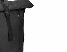 Mochila "Roll top", um design em sistema de fecho que permite enrolar a parte superior até ajustar ao volume da mochila. Composta por poliéster reciclado 600D de alta densidade com revestimento resistente à agua e forro em poliéster reciclado 210D. Possui um compartimento principal com bolso almofadado para notebook até 14", bolsos laterais e um bolso frontal com zíper impermeável. O acesso ao notebook pode ser feito pelo compartimento principal ou na parte posterior através do zíper. A parte posterior em malha incorpora uma alça trolley. Capacidade até 20 L. 270 x 440 x 150 mm