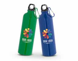 Squeeze esportiva em aço inox de parede simples. A tampa tem um mosquetão que facilita seu transporte ou pode ser pendurado numa mochila. Capacidade até 820 mL. Caixa branca 94657 vendida opcionalmente. Certificação EU Food Grade.
