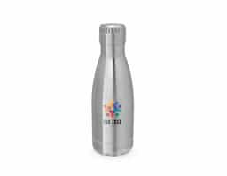 Garrafa térmica para sublimação, fabricada em aço inox com parede dupla e isolamento a vácuo. A tampa possui sistema de vedação que contribui para manter a temperatura por mais tempo. Capacidade de até 380ml.