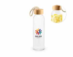 Squeeze para sublimação em vidro, com tampa em bambu. Possui alça na tampa para facilitar o transporte. Capacidade até 500 mL. Fornecido em caixa presente de papel kraft reciclado. Certificação EU Food Grade. A cor e o resultado da impressão nos materiais naturais pode variar entre produtos.