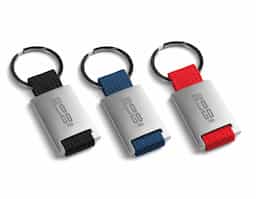 Chaveiro em metal e em webbing. Fornecido em caixa presente de papel kraft reciclado.