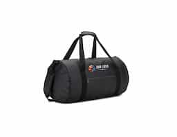 Bolsa esportiva em formato cilíndrico adequado para levar o imprescindível para os seus treinos e atividades. Composto por poliéster reciclado 600D de alta densidade com revestimento resistente à água e forro em poliéster reciclado 210D. Possui um compartimento principal espaçoso para o seu equipamento, um compartimento lateral para sapatos ou sapatilhas e um bolso frontal. Com pegas reforçadas e almofadadas, e uma alça, removível, em webbing com acolchoamento, tornam o transporte desta bolsa mais prática. Na parte posterior, incorpora uma alça para trolley. Os fechos da mochila são impermeáveis garantindo uma maior proteção.