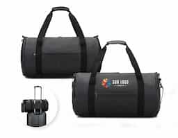Bolsa esportiva em formato cilíndrico adequado para levar o imprescindível para os seus treinos e atividades. Composto por poliéster reciclado 600D de alta densidade com revestimento resistente à água e forro em poliéster reciclado 210D. Possui um compartimento principal espaçoso para o seu equipamento, um compartimento lateral para sapatos ou sapatilhas e um bolso frontal. Com pegas reforçadas e almofadadas, e uma alça, removível, em webbing com acolchoamento, tornam o transporte desta bolsa mais prática. Na parte posterior, incorpora uma alça para trolley. Os fechos da mochila são impermeáveis garantindo uma maior proteção.