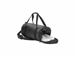 Bolsa esportiva em formato cilíndrico adequado para levar o imprescindível para os seus treinos e atividades. Composto por poliéster reciclado 600D de alta densidade com revestimento resistente à água e forro em poliéster reciclado 210D. Possui um compartimento principal espaçoso para o seu equipamento, um compartimento lateral para sapatos ou sapatilhas e um bolso frontal. Com pegas reforçadas e almofadadas, e uma alça, removível, em webbing com acolchoamento, tornam o transporte desta bolsa mais prática. Na parte posterior, incorpora uma alça para trolley. Os fechos da mochila são impermeáveis garantindo uma maior proteção.