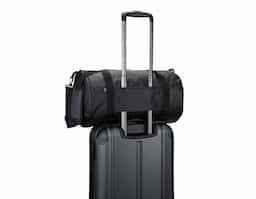 Bolsa esportiva em formato cilíndrico adequado para levar o imprescindível para os seus treinos e atividades. Composto por poliéster reciclado 600D de alta densidade com revestimento resistente à água e forro em poliéster reciclado 210D. Possui um compartimento principal espaçoso para o seu equipamento, um compartimento lateral para sapatos ou sapatilhas e um bolso frontal. Com pegas reforçadas e almofadadas, e uma alça, removível, em webbing com acolchoamento, tornam o transporte desta bolsa mais prática. Na parte posterior, incorpora uma alça para trolley. Os fechos da mochila são impermeáveis garantindo uma maior proteção.