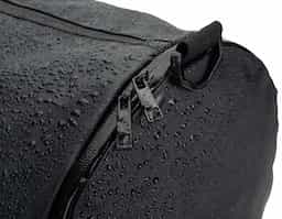 Bolsa esportiva em formato cilíndrico adequado para levar o imprescindível para os seus treinos e atividades. Composto por poliéster reciclado 600D de alta densidade com revestimento resistente à água e forro em poliéster reciclado 210D. Possui um compartimento principal espaçoso para o seu equipamento, um compartimento lateral para sapatos ou sapatilhas e um bolso frontal. Com pegas reforçadas e almofadadas, e uma alça, removível, em webbing com acolchoamento, tornam o transporte desta bolsa mais prática. Na parte posterior, incorpora uma alça para trolley. Os fechos da mochila são impermeáveis garantindo uma maior proteção.