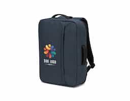 Mochila para notebook em poliéster reciclado 300D de alta densidade e forro em poliéster reciclado 190T. Possui um compartimento principal para notebook até 15.6" que pode ser totalmente aberto, possibilitando um acesso mais descomplicado, e um bolso frontal de grande dimensão. A mochila também pode ser utilizada como pasta graças à sua pega lateral e o seu formato compacto. A parte posterior em malha incorpora uma alça para trolley.