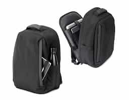 Mochila antirroubo em poliéster reciclado 600D com detalhes em PU e interior em poliéster reciclado 210D. Resistente à água, conta com compartimento principal com bolsos almofadados para notebook até 17.3" e tablet até 10.5", além de compartimentos laterais e frontais. Parte traseira acolchoada, pega superior e alça para trolley. Capacidade até 20 L.