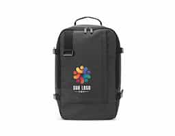 Mochila em poliéster reciclado 600D com forro em poliéster reciclado 210D, acabamento repelente à água e capacidade de até 20 L. Atende às dimensões exigidas como bagagem de mão, com compartimento principal para roupas, bolso frontal e compartimento acolchoado para notebook até 14". Possui alça para trolley, pega superior almofadada e cintas de compressão laterais.
