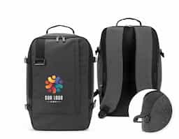 Mochila em poliéster reciclado 600D com forro em poliéster reciclado 210D, acabamento repelente à água e capacidade de até 20 L. Atende às dimensões exigidas como bagagem de mão, com compartimento principal para roupas, bolso frontal e compartimento acolchoado para notebook até 14". Possui alça para trolley, pega superior almofadada e cintas de compressão laterais.