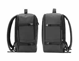 Mochila em poliéster reciclado 600D com forro em poliéster reciclado 210D, acabamento repelente à água e capacidade de até 20 L. Atende às dimensões exigidas como bagagem de mão, com compartimento principal para roupas, bolso frontal e compartimento acolchoado para notebook até 14". Possui alça para trolley, pega superior almofadada e cintas de compressão laterais.