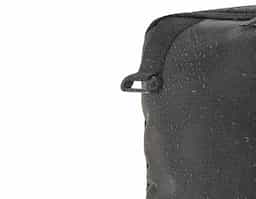 Mochila em poliéster reciclado 600D com forro em poliéster reciclado 210D, acabamento repelente à água e capacidade de até 20 L. Atende às dimensões exigidas como bagagem de mão, com compartimento principal para roupas, bolso frontal e compartimento acolchoado para notebook até 14". Possui alça para trolley, pega superior almofadada e cintas de compressão laterais.