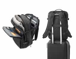Mochila de viagem em poliéster reciclado 600D com acabamento repelente à água e forro em poliéster reciclado 210D. Possui três compartimentos principais: traseiro com bolsos para notebook até 17.3" e tablet até 10.1", central expansível para roupas e frontal com divisórias internas. Conta com três bolsos externos, dois com forro em PEVA, placa metálica removível, alças ajustáveis, cintas de compressão, pegas almofadadas e alça para trolley. Capacidade até 29 L.