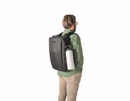 Mochila de viagem em poliéster reciclado 600D com acabamento repelente à água e forro em poliéster reciclado 210D. Possui três compartimentos principais: traseiro com bolsos para notebook até 17.3" e tablet até 10.1", central expansível para roupas e frontal com divisórias internas. Conta com três bolsos externos, dois com forro em PEVA, placa metálica removível, alças ajustáveis, cintas de compressão, pegas almofadadas e alça para trolley. Capacidade até 29 L.