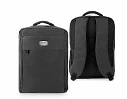 Mochila totalmente almofadada para notebook, feita em poliéster reciclado 300D de alta densidade com forro em poliéster reciclado 210D. Possui compartimento principal para notebook até 15.6", dois bolsos frontais, bolso lateral para squeeze e alça traseira para encaixe em trolley. Capacidade até 18 L.